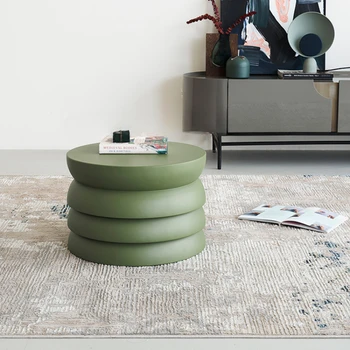 Круглый журнальный столик, минималистичная основа из массива дерева, зеленый край стола